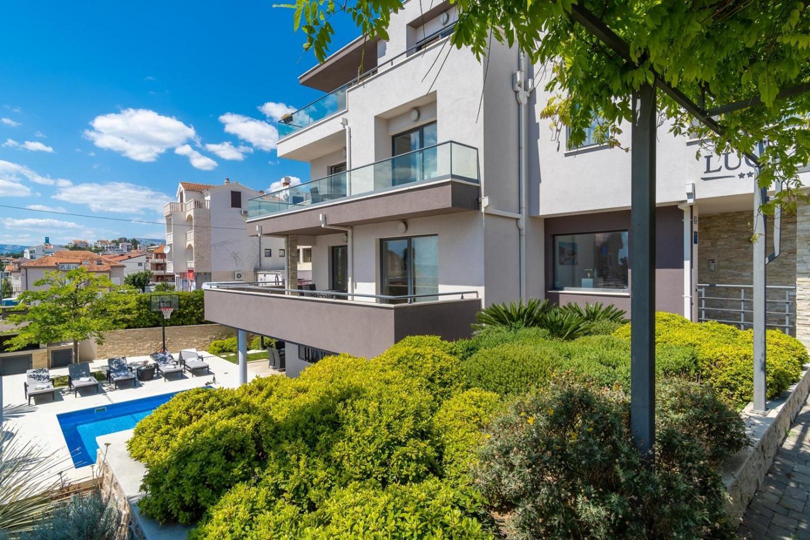 Luxury Villa Lucas With Heated Pool, Whirlpool, Sauna, 14 Pax Podstrana Eksteriør billede