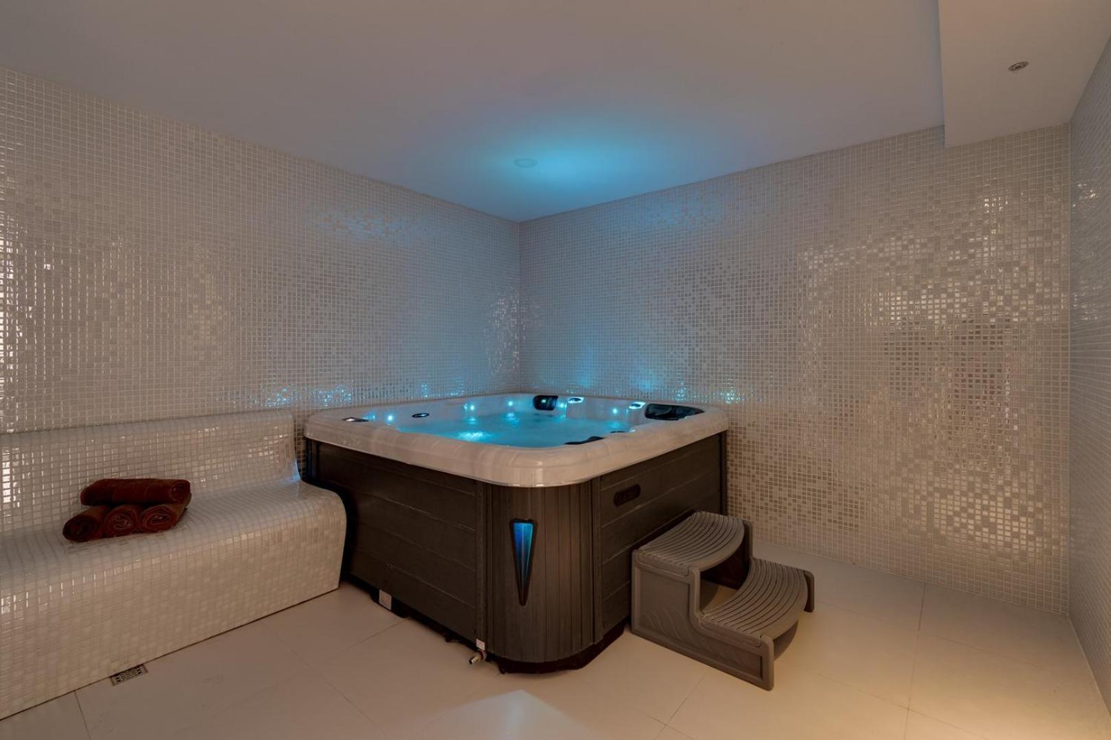 Luxury Villa Lucas With Heated Pool, Whirlpool, Sauna, 14 Pax Podstrana Eksteriør billede