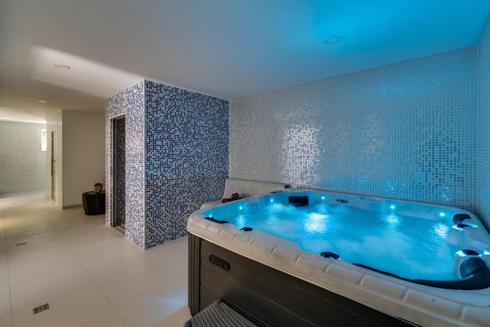 Luxury Villa Lucas With Heated Pool, Whirlpool, Sauna, 14 Pax Podstrana Eksteriør billede