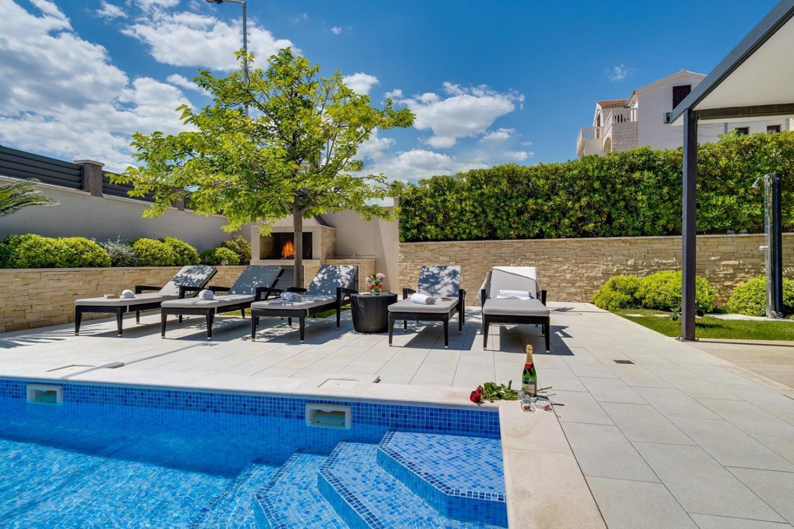 Luxury Villa Lucas With Heated Pool, Whirlpool, Sauna, 14 Pax Podstrana Eksteriør billede