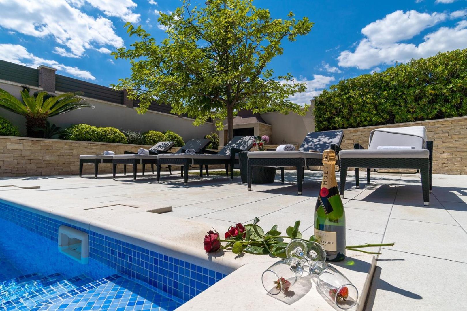 Luxury Villa Lucas With Heated Pool, Whirlpool, Sauna, 14 Pax Podstrana Eksteriør billede